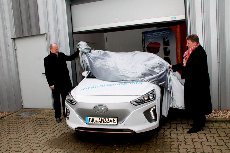 Umweltministerin Prof. Dr. Claudia Dalbert und Verkehrsminister Thomas Webel enthüllen das erste Elektro-Auto im Rahmen der Kampagne "mission:e"