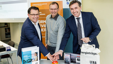 LENA-Geschäftsführer Marko Mühlstein, Schulleiter Andreas Slowig und Energiestaatssekretär Thomas Wünsch