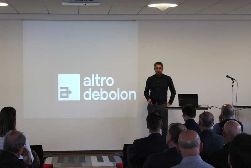 Herr Kopf, Geschäftsführer der Altro debolon präsentiert die Unternehmenshistorie