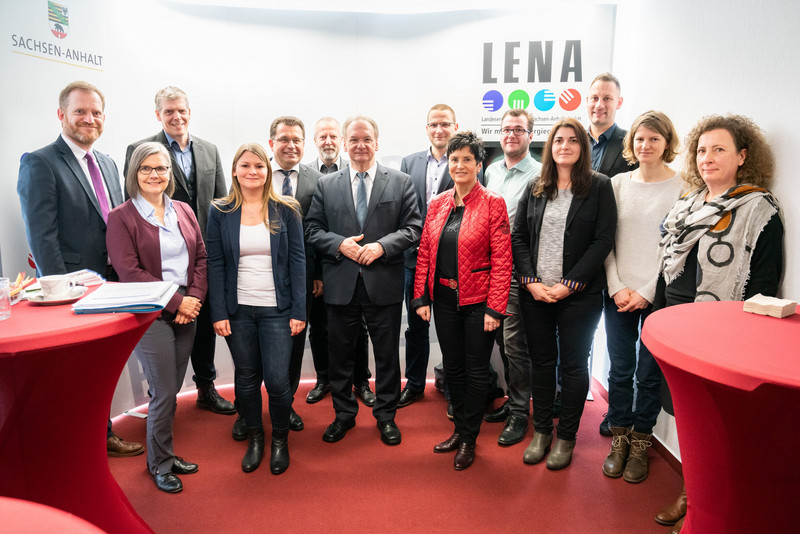 Gruppenfoto mit Ministerpräsident Dr. Reiner Haseloff und dem Team der LENA